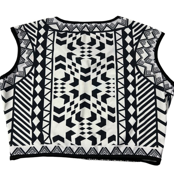 TWO piece geometric print pencil skirt and crop top - Picture 4 of 14